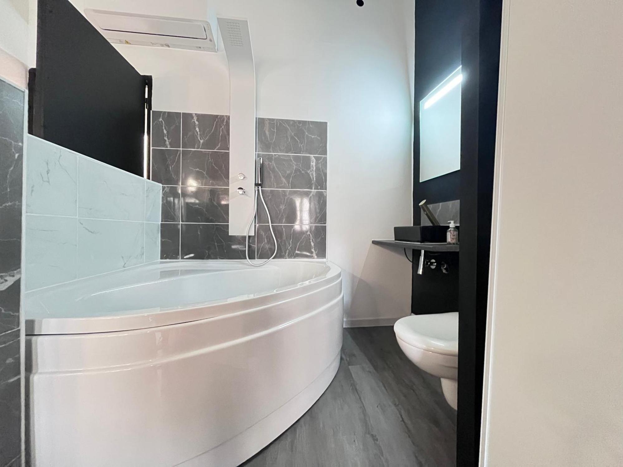 Charmant Studio Baignoire Нарбон Екстериор снимка